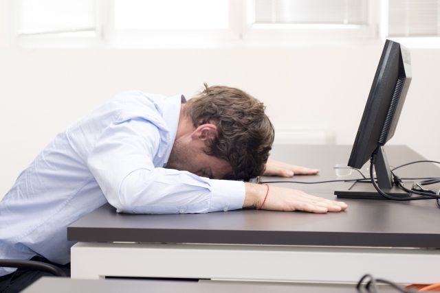 man-sleeping-on-desk-1050x700.jpg