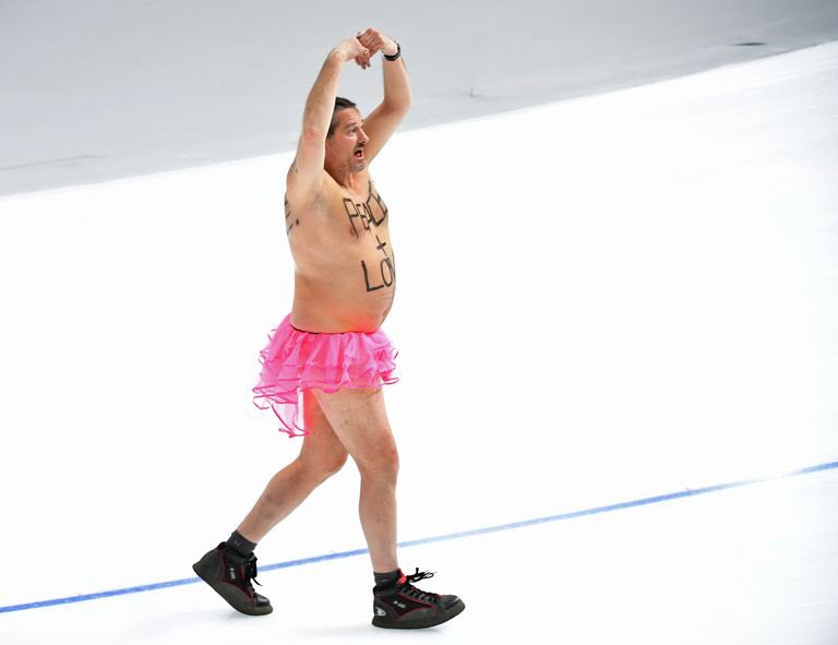 Άνδρας φαρσέρ εισέβαλε στους Ολυμπιακούς Αγώνες με ροζ φούστα και μάσκα μαϊμούς. Το ευτράπελο που θα μείνει στην ιστορία (βίντεο)