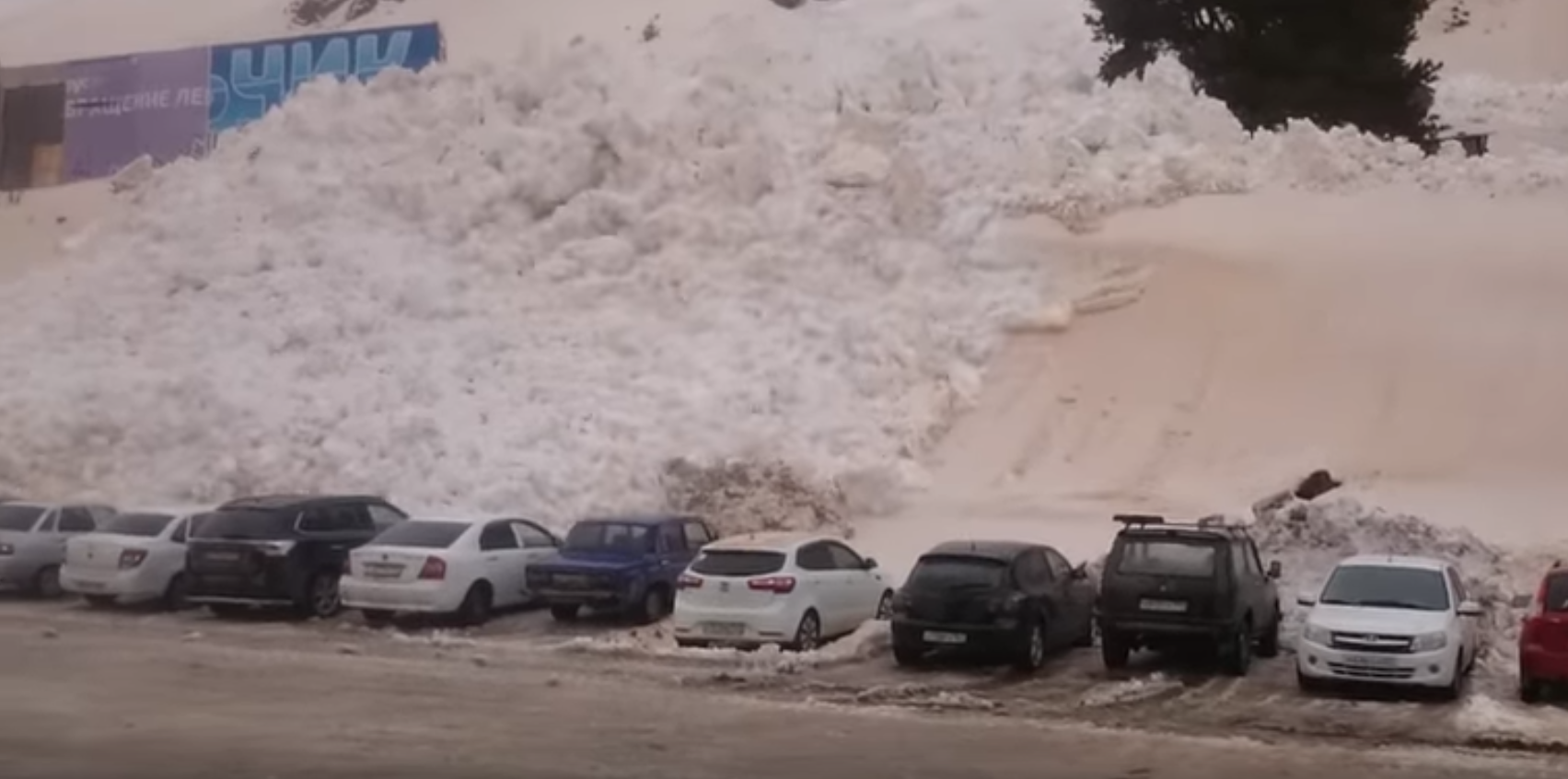 Η μικρή χιονοστιβάδα που έγινε μεγάλη και παρέσυρε όλα τα αυτοκίνητα σε πάρκινγκ χιονοδρομικού - BINTEO