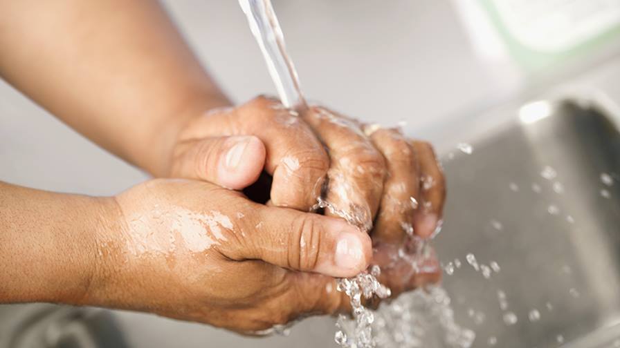 Руки после ванны. Аллергия на моющее средство. Аллергия от воды из под крана. Аллергия на хлорированную воду.